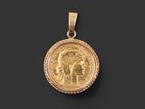un pendentif en forme de pièce d'or sur lequel est gravé le portrait d'une femme