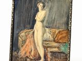 une image représentant un tableau où l'on voit une femme debout devant un canapé