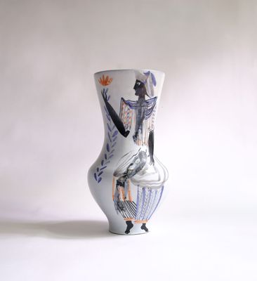 un vase blanc avec la photo d'une femme dessus