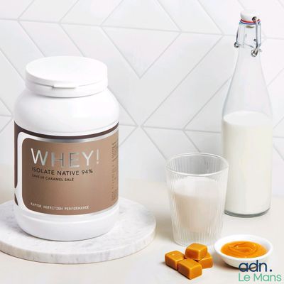 une bouteille de lactosérum à côté d'un verre de lait