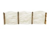 un gros plan d'une ceinture ornée de perles blanches sur fond blanc