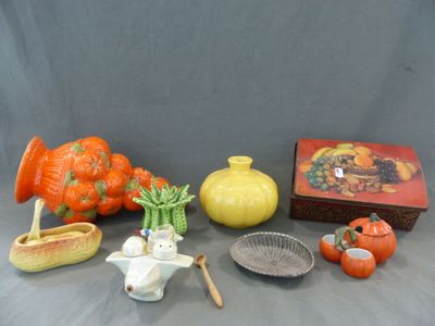 un grand nombre d'objets différents posés sur une table