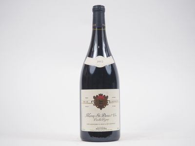 une bouteille de vin posée sur une table blanche