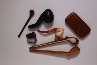 un grand nombre d'objets posés sur une table