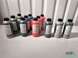 de nombreuses cartouches d'encre de différentes couleurs alignées sur une table