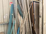 de nombreux types de tuyaux différents dans un local de stockage