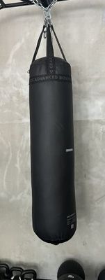 un sac de frappe noir accroché au mur