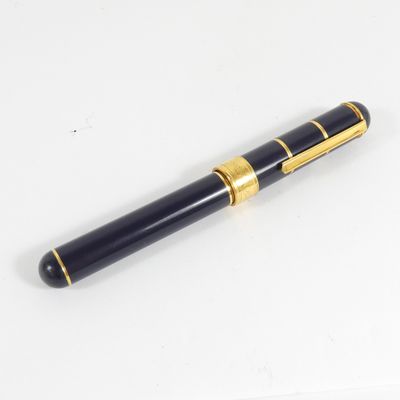 un gros plan d'un stylo sur une surface blanche avec un fond blanc