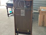 une armoire en bois surmontée d'un porte-manteau