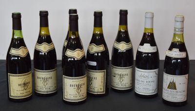 plusieurs bouteilles de vin sont alignées sur une table