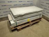 une pile de matelas posée sur une palette dans une pièce