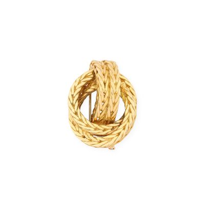 gros plan d'une bague en or sur fond blanc