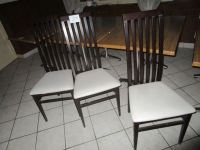 quatre chaises posées sur un sol carrelé