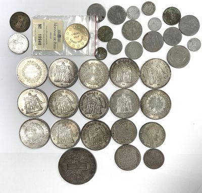 un lot de pièces de monnaie posées sur une table