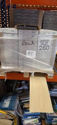 toutes ces boîtes qui se trouvent sur les rayons du magasin