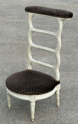 une chaise posée au milieu d'un parking