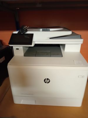 une imprimante posée sur un bureau
