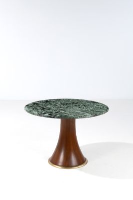 une photo d'une table en marbre vert avec un piètement en bois