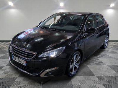 la photo d'une voiture noire garée dans un garage