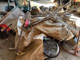 un tas de vieilleries par terre, à côté d'un camion