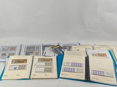un grand nombre de livres posés sur une table