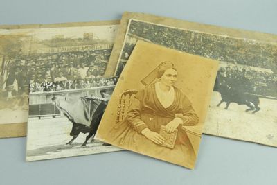 5 Tirages : - "Club Taurin Poulym". Signé en bas à droite. C…