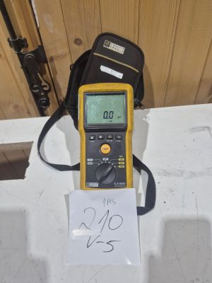 un compteur jaune et noir posé sur une table blanche