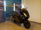 un scooter garé devant un mur
