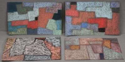 quatre œuvres d'art posées sur une table