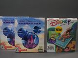 deux boîtes de jeux Disney sont posées l'une à côté de l'autre