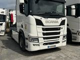 deux camions blancs garés l'un à côté de l'autre dans un parking