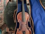 un violon posé dans son étui sur une chaise