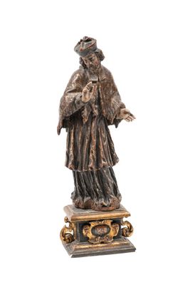 l'image d'une statue de femme tenant un livre