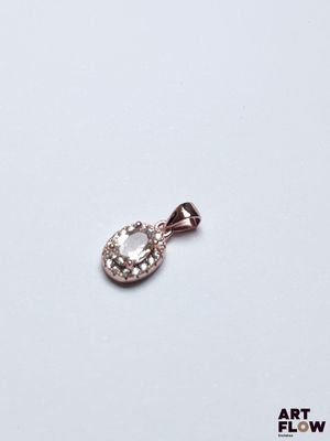gros plan d'un pendentif en diamant sur une surface blanche