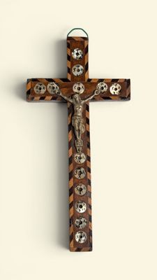 Crucifix de poche et de pélerinage en bois marqueté à décor …