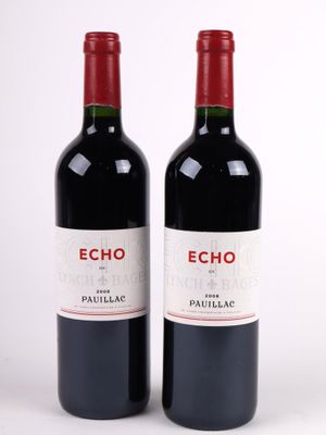 deux bouteilles de vin posées l'une à côté de l'autre sur une surface blanche