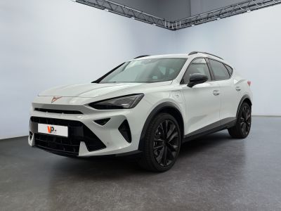 Un SUV blanc est garé dans une grande pièce