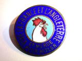 un insigne bleu et blanc sur lequel figure un coq