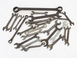 a lot of wrenches that are laying on top of each other