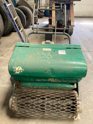 une machine verte qui est entreposée dans un entrepôt
