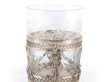 un verre orné d'un motif en argent