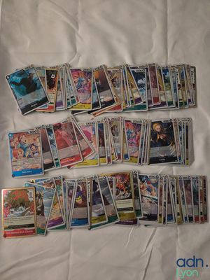 beaucoup de cartes qui traînent sur le lit