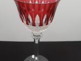 un verre à vin rouge posé sur une table noire