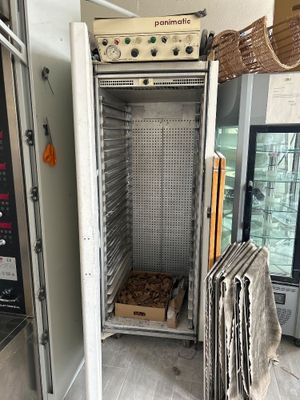 une photo d'un four professionnel contenant un panier rempli d'aliments
