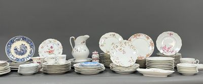 beaucoup d'assiettes et de tasses sur une table