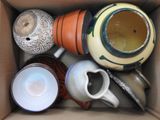 une boîte contenant toutes sortes de vases