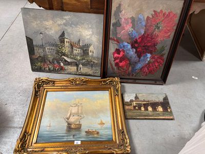 trois tableaux posés par terre, les uns à côté des autres