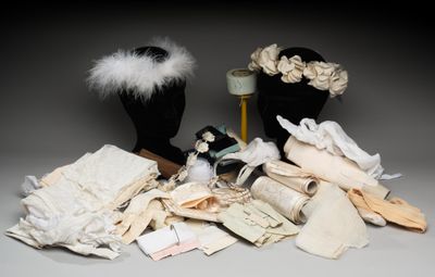 de nombreux types de vêtements exposés sur la table