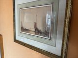 une photo d'une photo accrochée au mur
