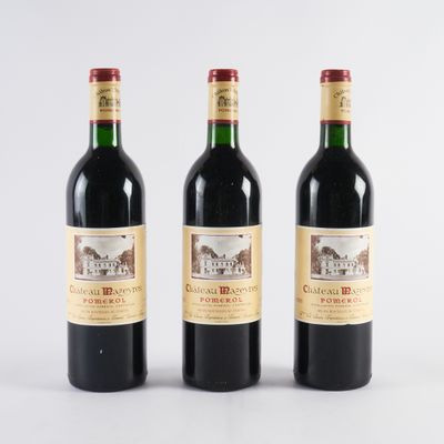 trois bouteilles de vin rouge posées l'une à côté de l'autre sur une surface blanche